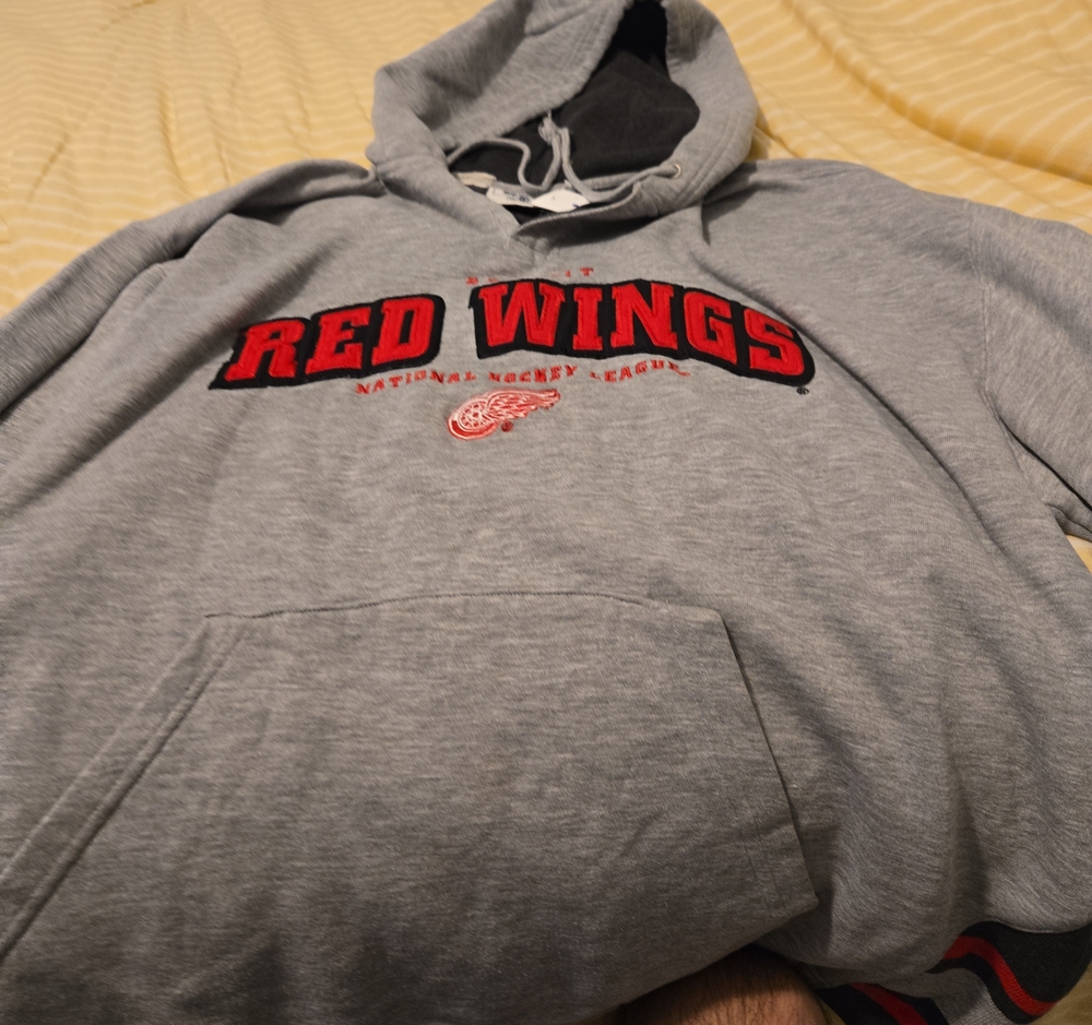 Lee Gray Crewneck Sweatshirt with Red 'RED WINGS' Logo Vintag E 90s